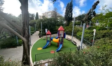 חשוף לשמש היוקדת. גן שעשועים ציבורי בכרמל הצרפתי (צילום: שושן מנולה)