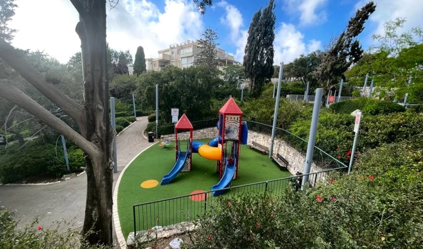 חשוף לשמש היוקדת. גן שעשועים ציבורי בכרמל הצרפתי (צילום: שושן מנולה)