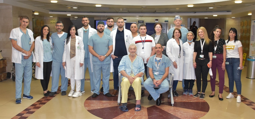 מנהל המחלקה ד"ר ארז שרוני ומנהל הסיעוד האח אכרם (צילום: אלי דדון)