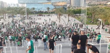 אוהדי מכבי מתקבצים לחגיגת ניצחון מאולתרת בשנה שעברה (צילום: בועז כהן)