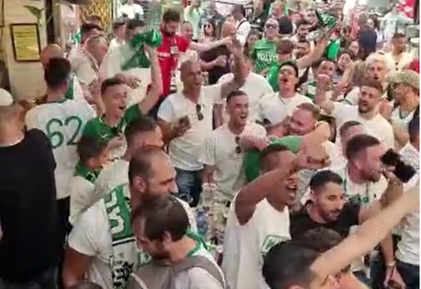 אוהדי מכבי בשוק מחנה יהודה (צילום: אביעד גולן, בסטה בר)