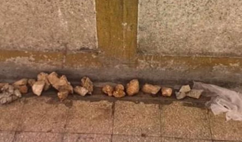 האבנים שנתפסו אצל החשודים (צילום: דוברות המשטרה)