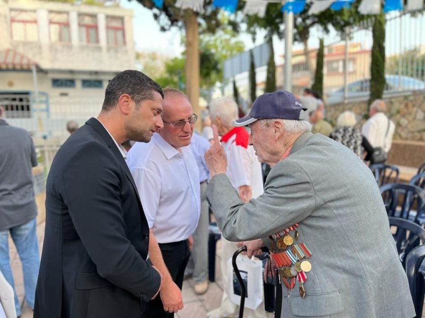 לוי משוחח עם ווטרן שנכח בטקס (צילום: דוברות עיריית נשר)
