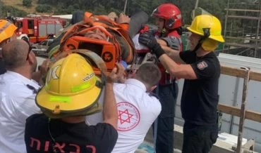 חילוץ אדם שנפצע בגובה באתר בנייה בקרית אתא (צילום: דוברות כבאות והצלה מחוז חוף)