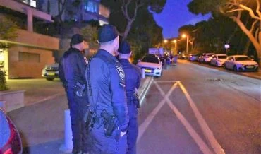 הפגנה מול ביתה של ד"ר שרון אלרעי פרייס (צילום: דוברות המשטרה)