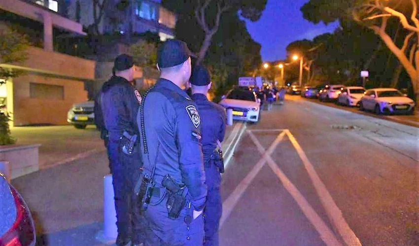 הפגנה מול ביתה של ד"ר שרון אלרעי פרייס (צילום: דוברות המשטרה)