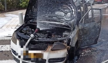 רכב עלה באש ברחוב אדמונד פלג (צילום: דוברות כבאות והצלה - חוף)