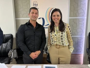 איילת שקד ורועי לוי (צילום: דוברות עיריית נשר)