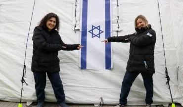 אלינה גיידמן וד"ר שני ברוש בבית החולים באוקראינה (צילום: המרכז הרפואי כרמל)