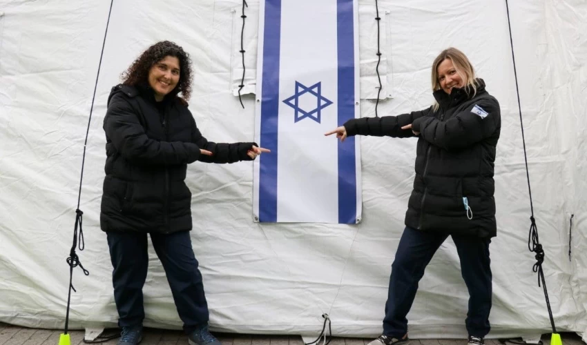 אלינה גיידמן וד"ר שני ברוש בבית החולים באוקראינה (צילום: המרכז הרפואי כרמל)