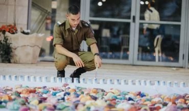 מיצג הנצחה מרגש בריאלי (צילום: מיכה בריקמן)