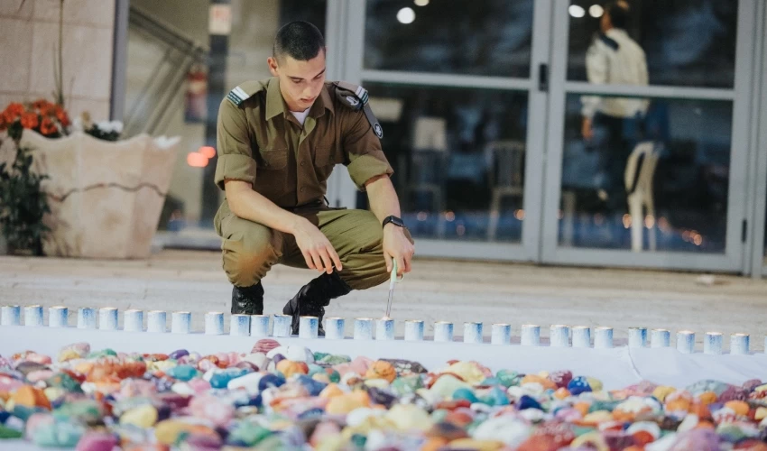 מיצג הנצחה מרגש בריאלי (צילום: מיכה בריקמן)