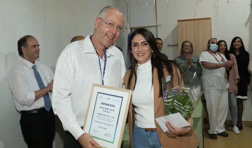 העובדת המצטיינת נג'ואה עוסמאן ומנהל בית החולים, ד"ר אבי גולדברג (צילום: אלי דדון)