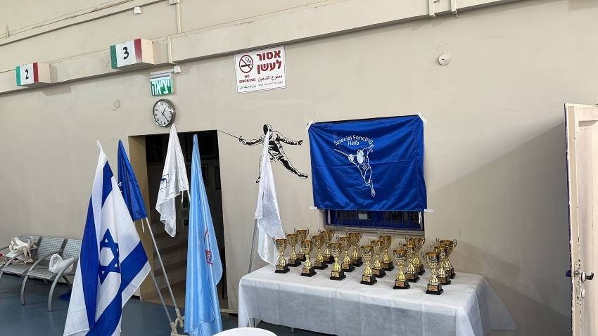 גביעים חולקו לכל הילדים (צילום: זיו שי)