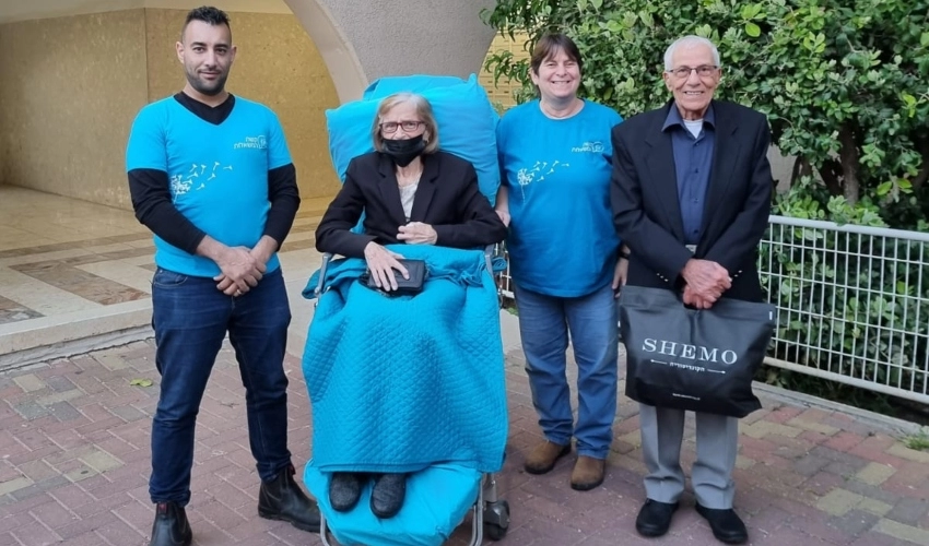 עדינה ספורטס בדרך לחתונת נכדתה (צילום: דוברות כללית)