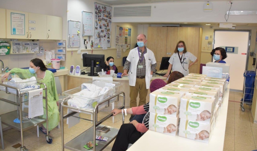 פרופ' דני וייסמן, ד"ר שרון קמה וסופה גימפלסון בסדנת התינוקות (צילום: אלי דדון, ירון חזן)