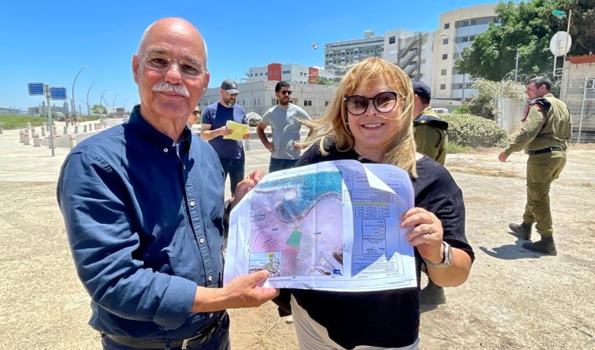 סגנית מנהל מרחב חיפה ברמ"י, עינת קאופמן, ונחשון צוק (צילום: ראובן כהן, דוברות עיריית חיפה)