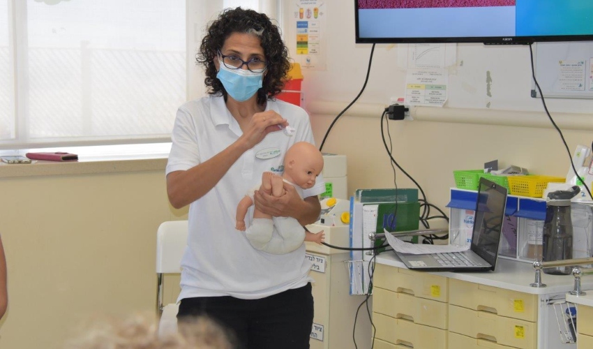 נופר, מדריכת בסדנת עיסוי תינוקות (צילום: אלי דדון, ירון חזן)