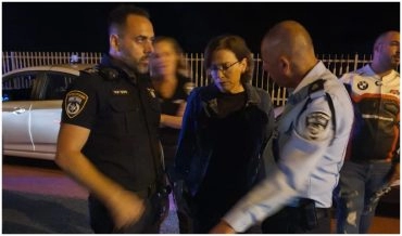 קליש ומפקד תחנת חיפה במהלך המבצע (באדיבות: דוברות עיריית חיפה)