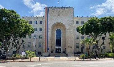 דגל הגאווה על בניין עיריית חיפה (צילום: דוברות העירייה)