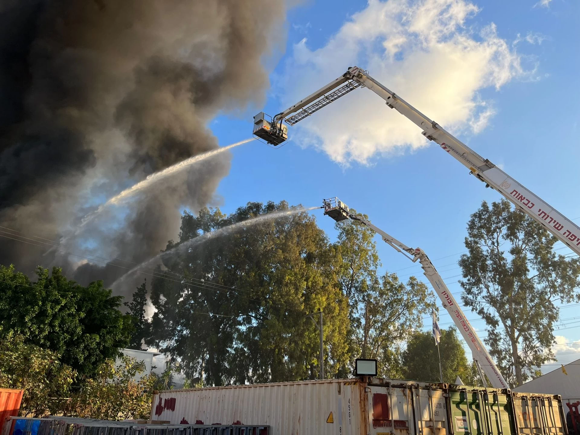 לוחמי כב"ה מנסים להשיג שליטה על השריפה (צילום: דוברות כב"ה מחוז חוף)