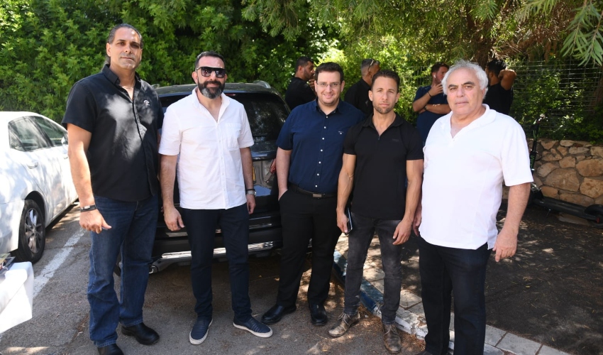 הנחת אבן הפינה. מימין לשמאל: ישראל אברבך, רונן רטצר, תומר וסרמן, יהונתן אוסטרובסקי ומאור מדר (צילום: דור אהרון)