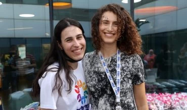 נופר שחם, רכזת תמיכה וסיוע אזור צפון, ולירון ריבק, בת שירות המתנדבת בעמותה (צילום: לילך וייס)