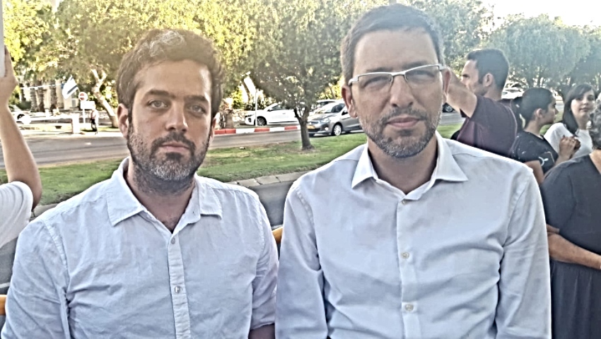 "אין פה תנאים מתאימים לבעלי חיים כאלה". ציקי אבישר ואיתי צורף (צילום: עלית קרפ)