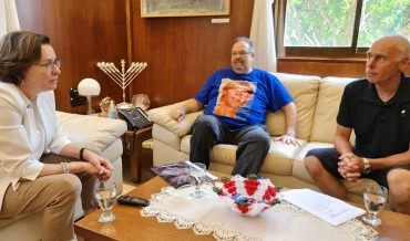 יוסי צור ורון קרמן עם עינת קליש רותם (צילום: דוברות עיריית חיפה)