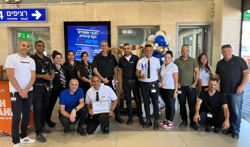 עובדי תחנת חיפה חוף הכרמל (צילום: רכבת ישראל)