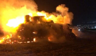 שריפה במתבן בקרית אתא (צילום: דוברות כבאות והצלה חוף)