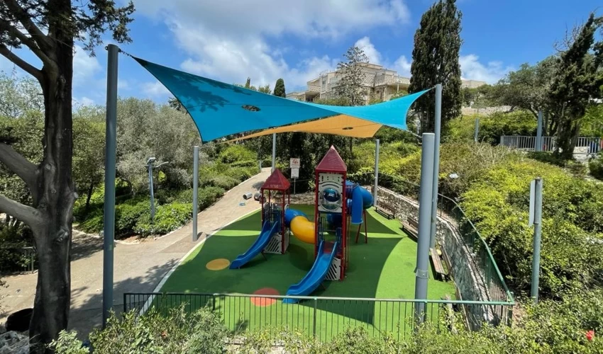 הצללה בגן שעשועים ציבורי בכרמל הצרפתי (צילום: שושן מנולה)