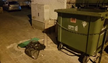 השקית עם הנגטיבים שחולצה מפח האשפה (צילום: בועז רפאלי)