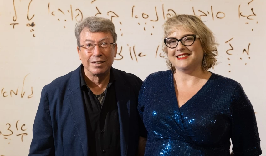 עינבר דרור לקס ונעם סמל, מנכ"ל הבימה, בפתיחת התערוכה מייק ברנט (צילום: מתן סיון)