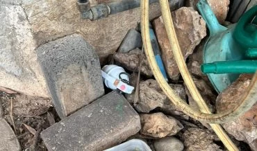 אחד מרימוני האימונים שנמצא בחצר הבית (צילום: דוברות המשטרה)
