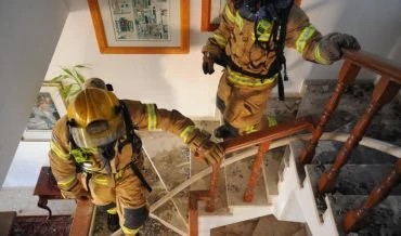 שריפה במבנה מגורים ברמת גולדה (צילום: דוברות כבאות והצלה חוף)