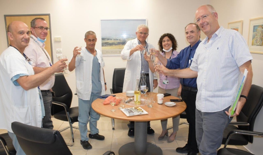 מרימים כוסית לרגל המינוי. ד"ר דמתי והנהלת בית החולים (צילום: אלי דדון)