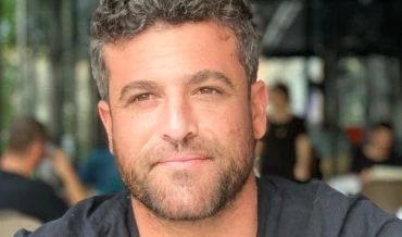יוני שני הבעלים של קיוסקפה במרכז זיו