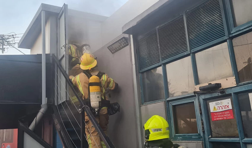 פעולות הכיבוי בקיוסקפה (צילום: דוברות כבאות והצלה מחוז חוף)