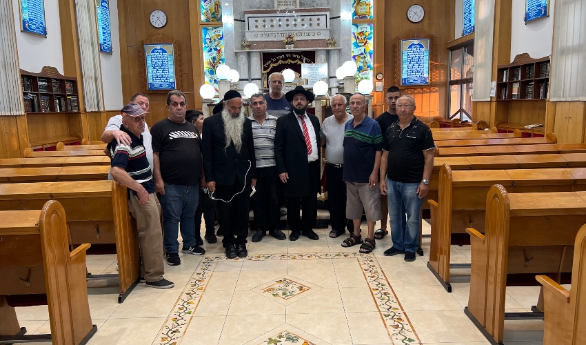 הרב שמעון בן יצחק ומתפללים (צילום: מיכל גילת)
