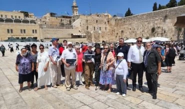 חגיגת בר ובת מצווה מאוחרת לניצולי שואה מאוקראינה (צילום: יוסף הירש)