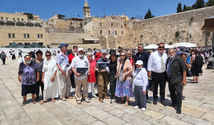 חגיגת בר ובת מצווה מאוחרת לניצולי שואה מאוקראינה (צילום: יוסף הירש)