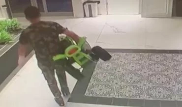 החשוד יוצא עם השלל (צילום: דוברות המשטרה)
