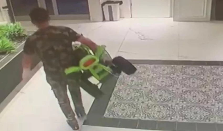 החשוד יוצא עם השלל (צילום: דוברות המשטרה)