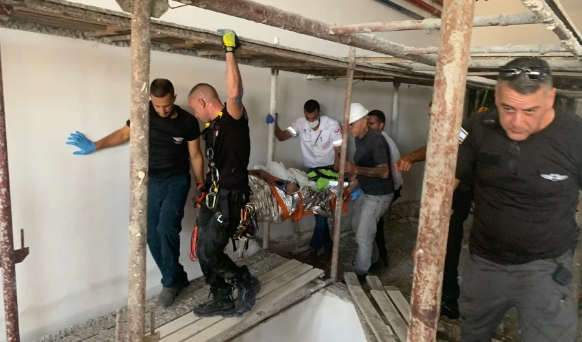 חילוץ הפועל מהבור ברחוב לינקולן (צילום: דוברות כבאות והצלה חוף)