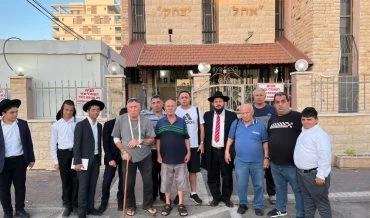 הרב שמעון בן יצחק ומתפללים (צילום: מיכל גילת)