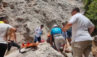 חילוץ הפצוע (צילום: דוברות כבאות והצלה חוף)