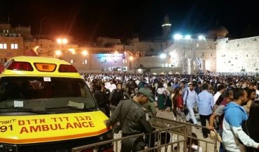 ניידת טיפול נמרץ של מד"א בכותל המערבי (צילום: דוברות מד"א)