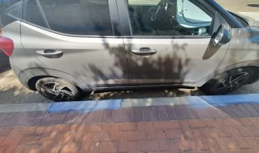 המדרכה ברחוב רמב"ן צבועה בכחול-לבן, וכך גם הרכב שחנה לצדה
