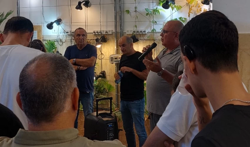 עובדי אגף הארנונה באסיפת הסברה בעירייה